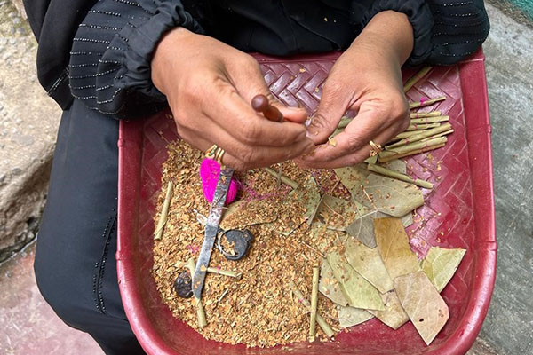 Woman rolling beedi in Mysore, India