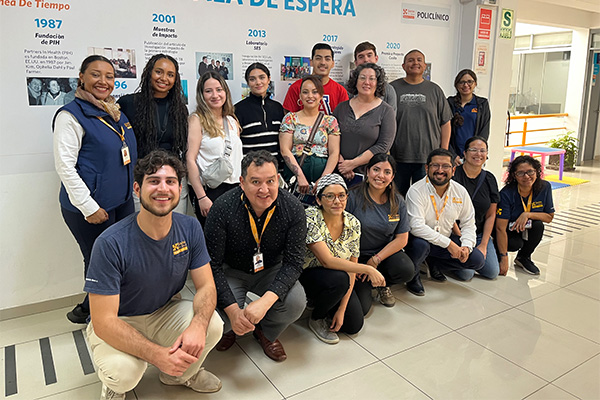 Dr. Gabriela Valdez with public health students in Peru